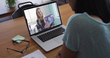 Afrika kökenli Amerikalı bir kadının kadın meslektaşıyla bilgisayarında görüntülü konuşma yapması. iş, profesyonellik ve teknoloji kavramı