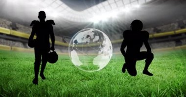 Amerikan futbolcularının siluetinin ve spor stadyumunun üzerindeki dünyanın animasyonu. Spor etkinliği ve yarışma konsepti dijital olarak oluşturulmuş video.