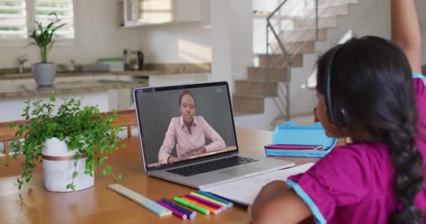 Afroamerikansk Tjej Räcker Upp Handen Medan Hon Har Videosamtal Med — Stockvideo