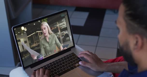 Африканский Бизнесмен Использующий Ноутбук Видеозвонка Коллегой Женщиной Онлайн Встреча Работа — стоковое видео