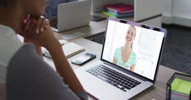 Mujer Negocios Afroamericana Sentada Escritorio Usando Una Computadora Portátil Que — Vídeo de stock