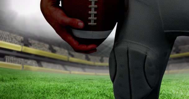 Animering Mittsektionen Amerikansk Fotbollsspelare Som Håller Bollen Över Idrottsarenan Idrottsevenemang — Stockvideo
