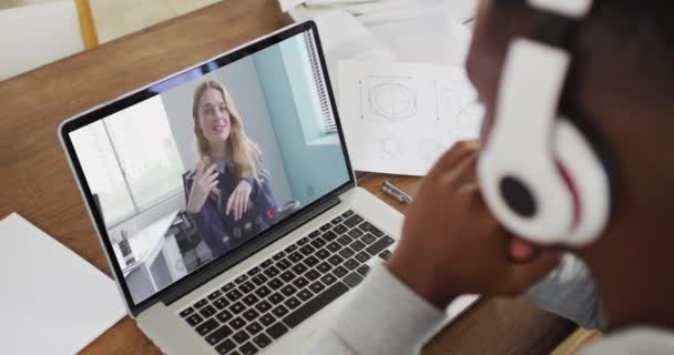 Африканский Американский Бизнесмен Сидящий Столом Используя Ноутбук Разговаривающий Коллегой Видео — стоковое видео