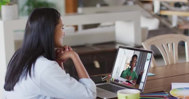 Afro Amerikan Bayan Öğretmen Evde Dizüstü Bilgisayarında Afro Amerikan Çocukla — Stok video