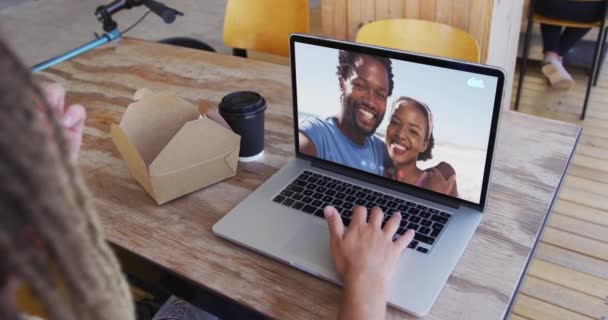 Een Vrouw Die Een Snack Neemt Terwijl Een Videogesprek Heeft — Stockvideo