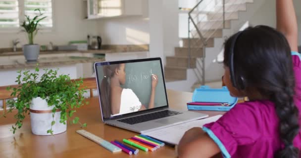 Chica Afroamericana Levantando Mano Mientras Tiene Videollamada Con Maestra Portátil — Vídeo de stock