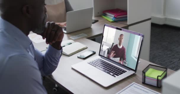 Hombre Negocios Afroamericano Sentado Escritorio Usando Portátil Que Tiene Videollamada — Vídeos de Stock