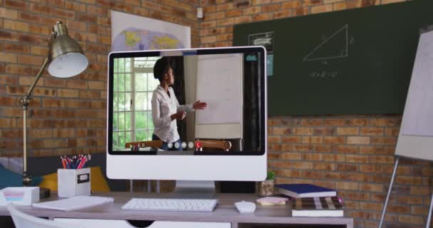 Webcam Vista Mujer Afroamericana Profesora Videollamada Computadora Mesa Escuela Educación — Vídeo de stock