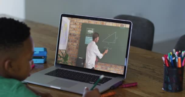 Evde Dizüstü Bilgisayarında Erkek Öğretmenle Video Görüşmesi Yapan Afrikalı Amerikalı — Stok video
