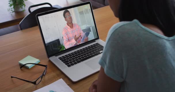 Secção Média Mulher Afro Americana Fazer Uma Videochamada Com Colega — Vídeo de Stock