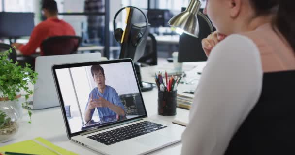 Kaukasierin Bei Einem Videoanruf Laptop Mit Einem Männlichen Kollegen Büro — Stockvideo