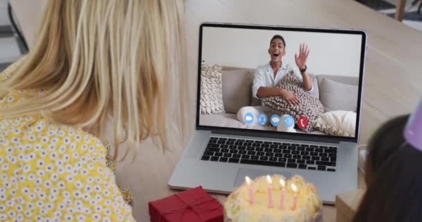 Madre Figlia Caucasica Sedute Tavola Con Computer Portatile Che Fanno — Video Stock