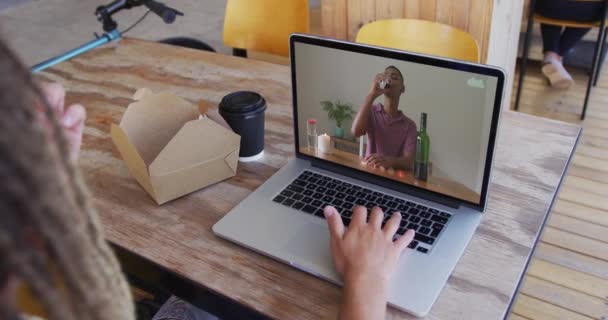 Mujer Tomando Aperitivo Mientras Recibe Una Videollamada Una Computadora Portátil — Vídeo de stock