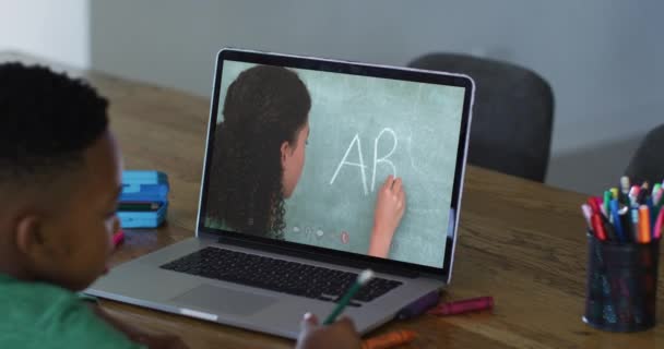 Afroamerikansk Pojke Sitter Vid Skrivbordet Med Laptop Har Online Skola — Stockvideo