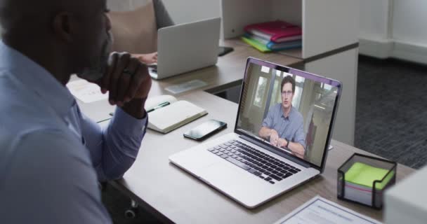 Hombre Mayor Afroamericano Que Tiene Una Videollamada Con Colega Varón — Vídeos de Stock