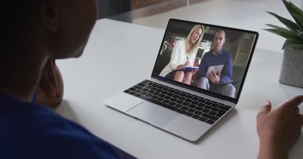 Afroamerikanerin Bei Einem Videoanruf Mit Männlichen Und Weiblichen Kollegen Laptop — Stockvideo