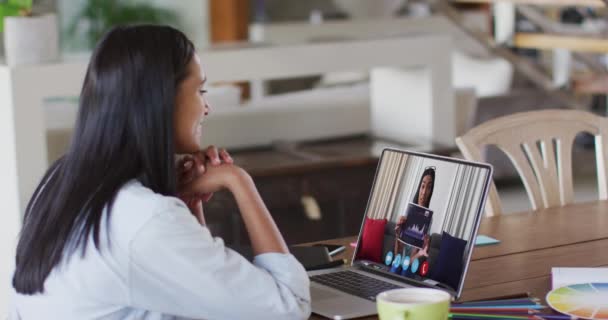 Afrikansk Amerikansk Kvinne Som Har Videosamtale Med Kvinnelig Kollega Laptop – stockvideo