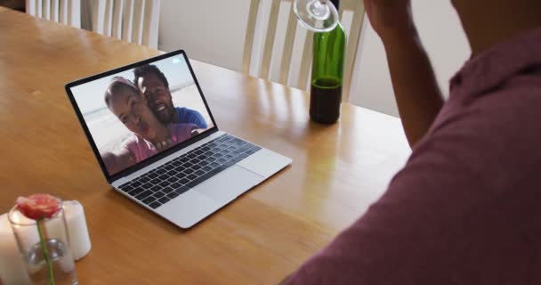 Karışık Yarış Adamı Masada Dizüstü Bilgisayar Kullanarak Arkadaşlarıyla Video Görüşmesi — Stok video