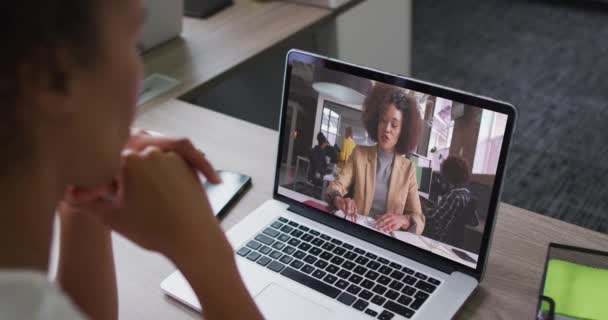 Mujer Negocios Afroamericana Sentada Escritorio Usando Una Computadora Portátil Que — Vídeos de Stock