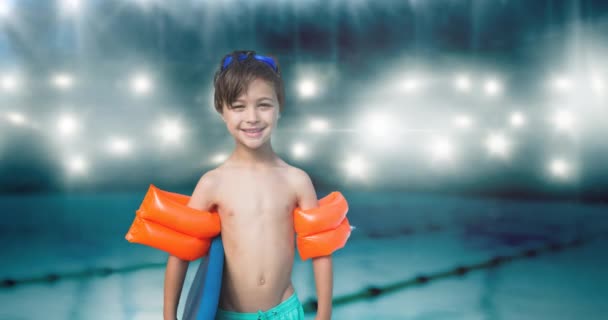 Animation Eines Lächelnden Kaukasischen Jungen Badehose Über Dem Schwimmbad Sportereignis — Stockvideo