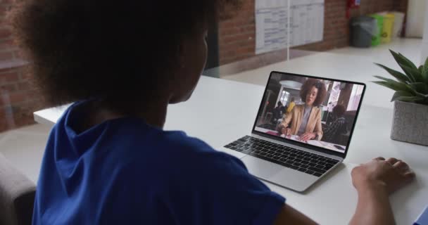 Задний Вид Африканскую Американку Имеющую Видеозвонок Ноутбуке Коллегой Женщиной Офисе — стоковое видео