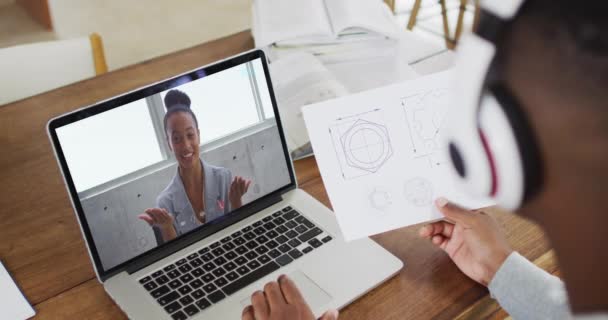Африканский Американский Бизнесмен Сидящий Столом Используя Ноутбук Разговаривающий Коллегой Видео — стоковое видео