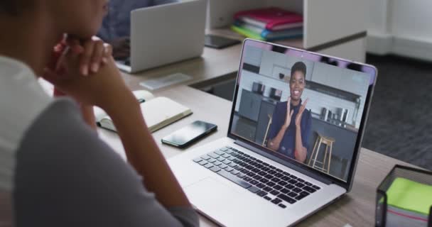 Mitte Einer Afrikanisch Amerikanischen Frau Bei Einem Videoanruf Laptop Mit — Stockvideo