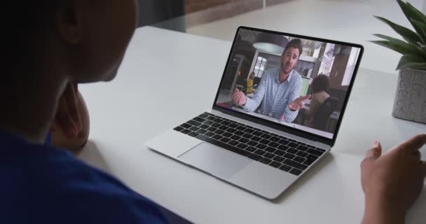 Midden Een Afro Amerikaanse Vrouw Met Een Videogesprek Laptop Met — Stockvideo