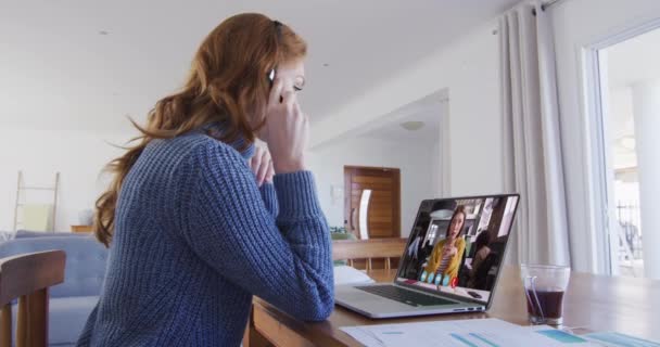 Wanita Kaukasia Memakai Headset Telepon Memiliki Panggilan Video Dengan Rekan — Stok Video