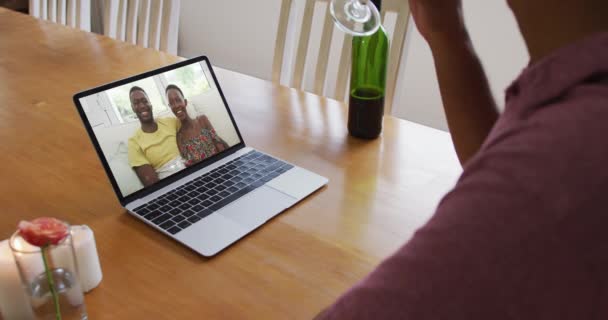 Homem Raça Mista Sentado Mesa Usando Laptop Fazendo Videochamada Com — Vídeo de Stock