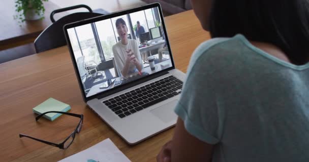 Gemischte Rasse Geschäftsfrau Sitzt Schreibtisch Mit Laptop Und Hat Videoanrufe — Stockvideo