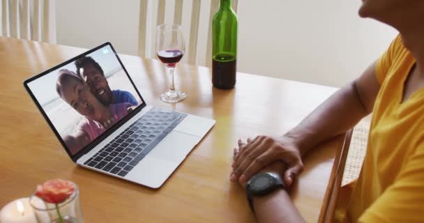 Şaraplı Afro Amerikan Bir Adamın Dizüstü Bilgisayarında Video Kaydı Var — Stok video