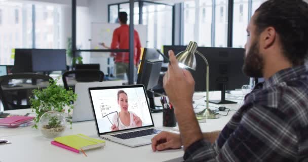 中东男人在办公室用笔记本电脑和女同事打了一个视频电话 专业精神和技术概念 — 图库视频影像