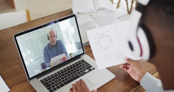 Afrykańscy Studenci Trzymający Notatki Podczas Rozmowy Wideo Laptopie Domu Kształcenie — Wideo stockowe