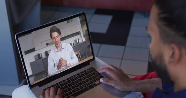 Midden Oosterse Man Die Een Videogesprek Heeft Met Een Mannelijke — Stockvideo