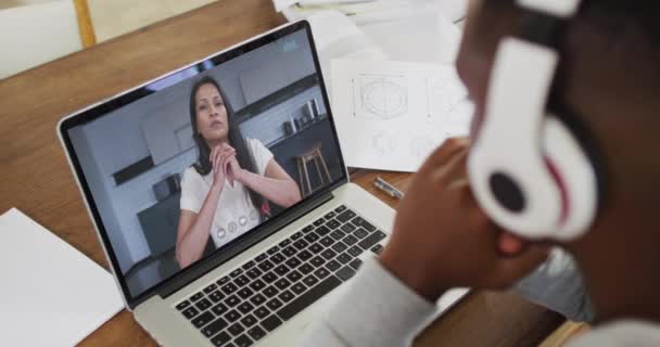 Afrykańscy Studenci Trzymający Notatki Podczas Rozmowy Wideo Laptopie Domu Kształcenie — Wideo stockowe