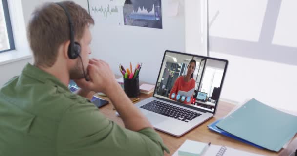 Кавказский Бизнесмен Сидящий Столом Используя Ноутбук Разговаривающий Коллегой Видео Онлайн — стоковое видео