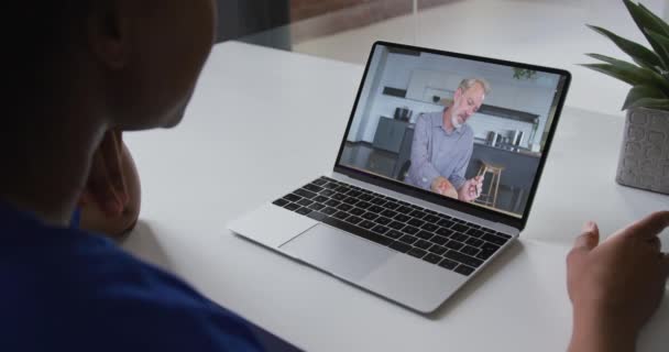 Empresaria Afroamericana Sentada Escritorio Usando Laptop Teniendo Videollamada Con Colega — Vídeo de stock