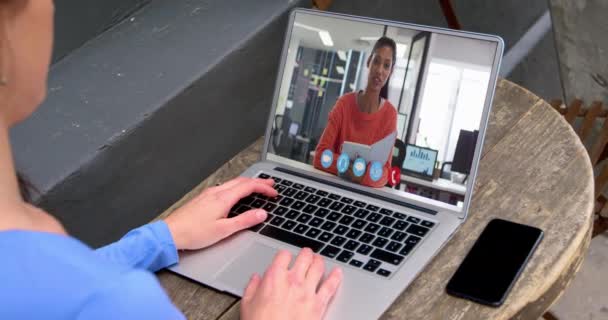 Mujer Negocios Caucásica Sentada Escritorio Usando Portátil Que Tiene Videollamada — Vídeo de stock