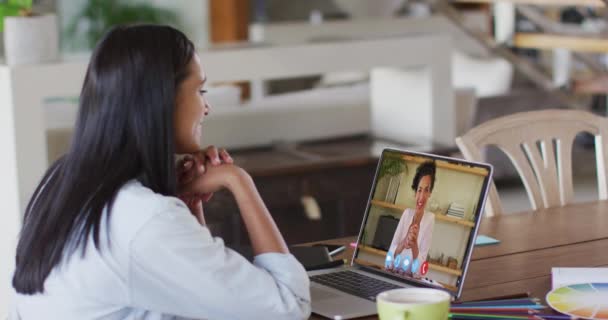 Африканська Американка Має Відео Дзвінок Колегою Ноутбуку Вдома Від Дому — стокове відео