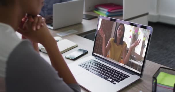 Środkowa Część Afrykańskiej Amerykanki Która Rozmowę Wideo Laptopie Koleżanką Biura — Wideo stockowe