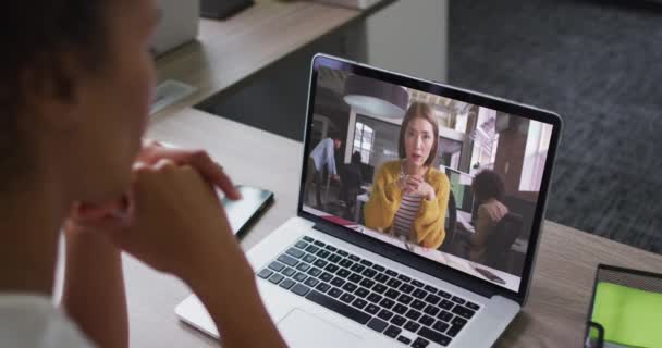 Mujer Negocios Afroamericana Sentada Escritorio Usando Una Computadora Portátil Que — Vídeo de stock