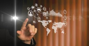 Eller harita ve bilgi ile dijital arayüzdeki birbirine bağlı simgeleri gösteriyor. küresel iletişim teknolojisi dijital arayüz kavramı, dijital olarak oluşturulmuş görüntü.