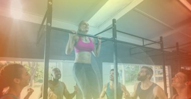 Güçlü bir kadın, arkadaşlarının tezahüratlarıyla barda egzersiz yapıyor. Sağlıklı yaşam tarzı, refah ve zindelik kavramı dijital olarak oluşturulmuş imaj.