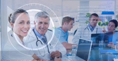 Toplantıda gülümseyen erkek ve kadın doktorların tıbbi veri işleme kompozisyonu. tıp, dijital arayüz ve veri işleme kavramı dijital olarak oluşturulmuş görüntü.