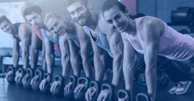 Formda gülümseyen kadın ve erkeklerin spor salonunda şınav çekmesi. spor ve spor konsepti dijital olarak oluşturulmuş görüntü.