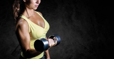 Halterleri kaldıran güçlü beyaz kadının orta bölümünün bileşimi. spor, fitness ve aktif yaşam tarzı konsepti dijital olarak oluşturulmuş görüntü.
