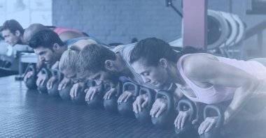 Spor salonunda kettlebell 'de şınav çeken sağlıklı erkek ve kadınların kompozisyonu. spor ve spor konsepti dijital olarak oluşturulmuş görüntü.