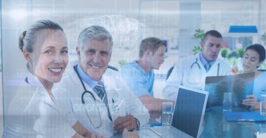 Toplantıda gülümseyen erkek ve kadın doktorların tıbbi veri işleme kompozisyonu. tıp, dijital arayüz ve veri işleme kavramı dijital olarak oluşturulmuş görüntü.