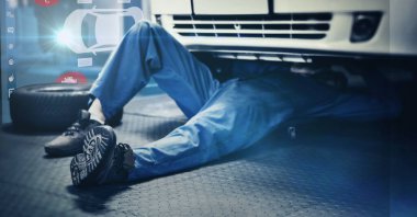 Arabanın altında duran araba tamircisinin dijital araba çizimleriyle etkileşimli ekran kompozisyonu. Otomobil tamirhanesi ve teknoloji konsepti dijital olarak oluşturuldu